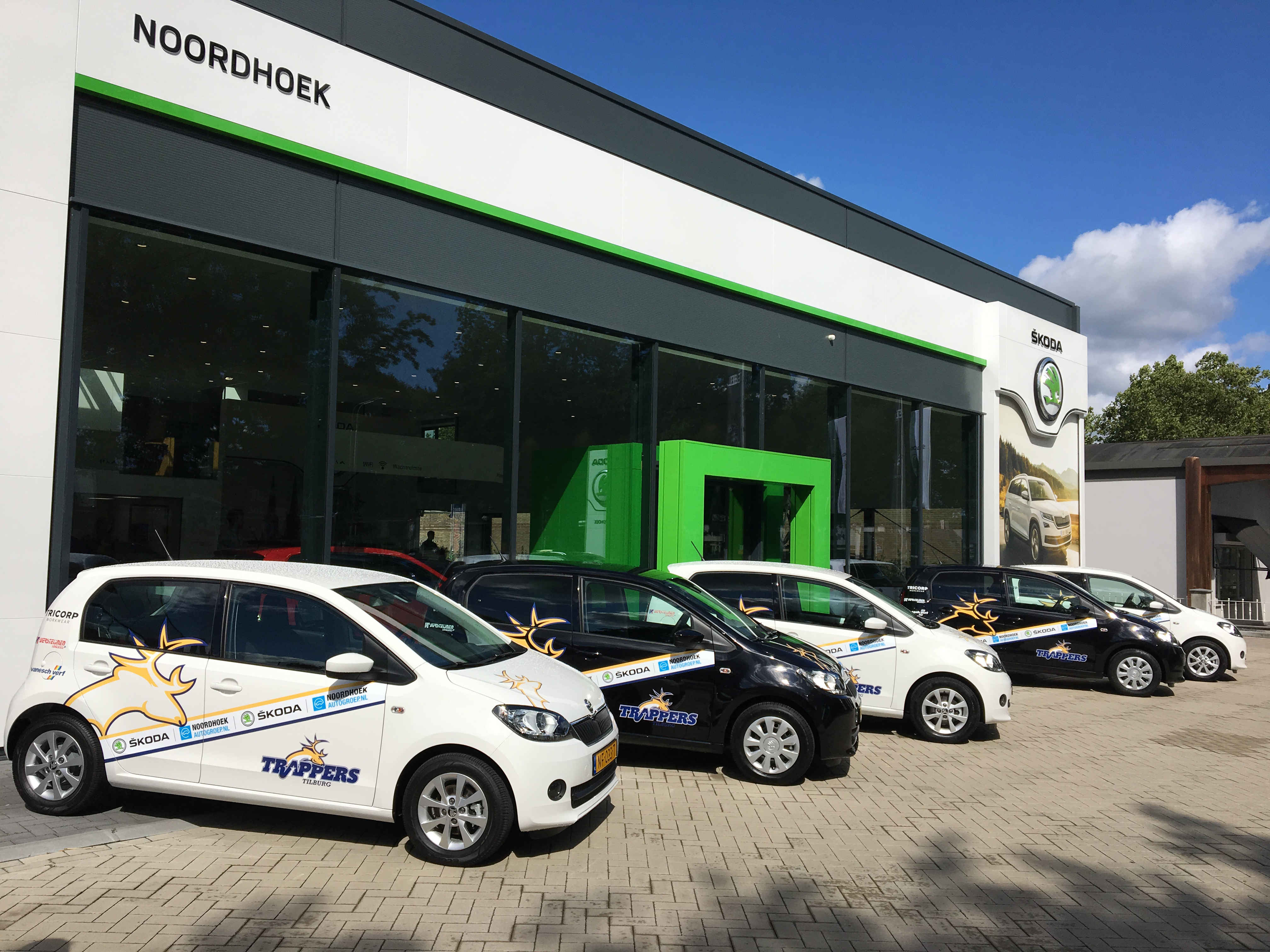 Sponsor NOORDHOEK Autogroep overhandigt nieuwe spelersauto’s